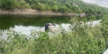 Pareja sale ilesa tras caeren su vehículo a canal en Reynosa, Tamaulipas