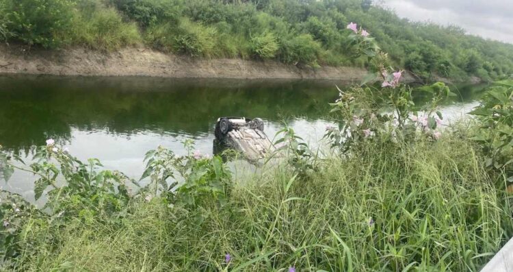 Pareja sale ilesa tras caeren su vehículo a canal en Reynosa, Tamaulipas