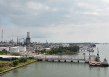 Pemex mantiene monitoreo por mancha oscura en el Río Pánuco, cerca de Tamaulipas