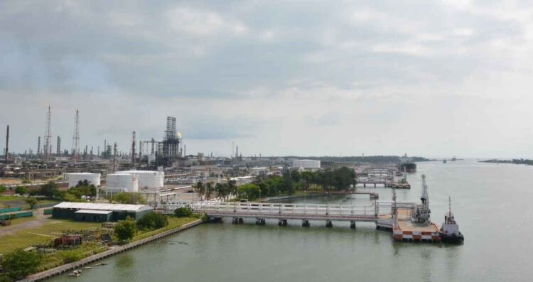 Pemex mantiene monitoreo por mancha oscura en el Río Pánuco, cerca de Tamaulipas