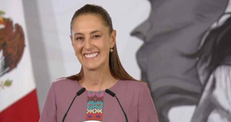 Reporteros le cantan las mañanitas a la presidenta Claudia Sheinbaum por su cumpleaños 64