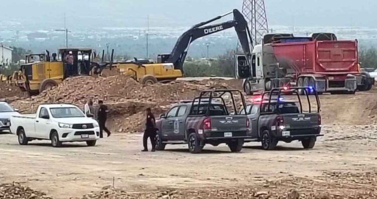 Roban pipa y herramientas en obra de García, Nuevo León