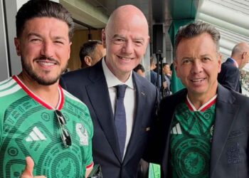 Samuel García comparte foto con Gianni Infantino, presidente de la FIFA y celebra el primer gol de México