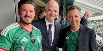 Samuel García comparte foto con Gianni Infantino, presidente de la FIFA y celebra el primer gol de México
