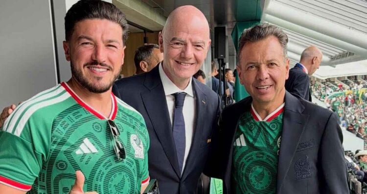 Samuel García comparte foto con Gianni Infantino, presidente de la FIFA y celebra el primer gol de México