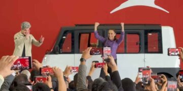 Sheinbaum encabeza presentación de Olinia, auto eléctrico producido en México