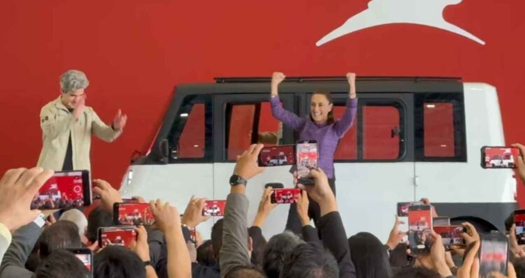 Sheinbaum encabeza presentación de Olinia, auto eléctrico producido en México