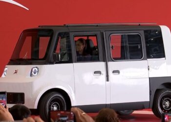 Sheinbaum sorprende conduciendo el Olinia, nuevo auto eléctrico mexicano