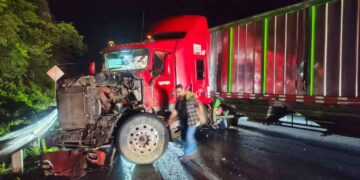 Suspenden circulación en la Carretera Victoria-Tula tras accidente de tráiler