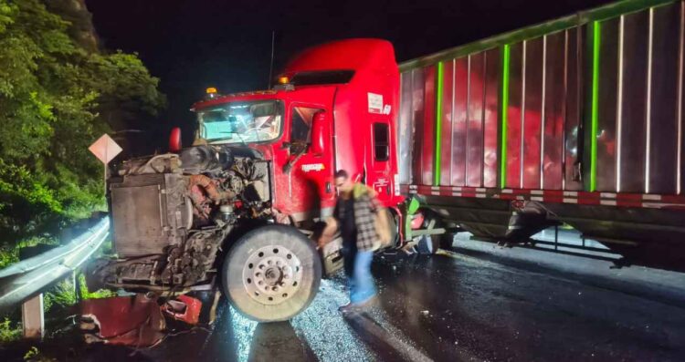 Suspenden circulación en la Carretera Victoria-Tula tras accidente de tráiler