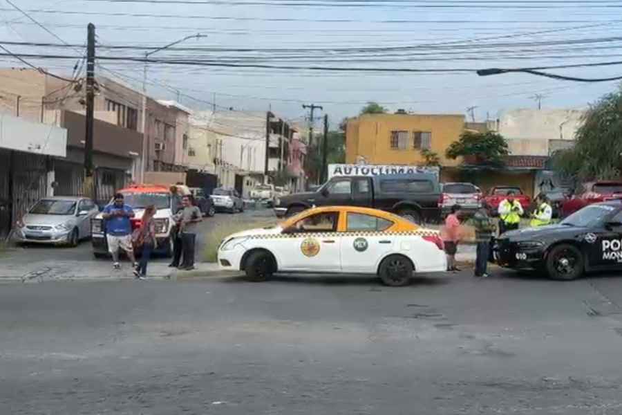 Taxi y camioneta colisionan en Monterrey, Nuevo León; reportan una mujer lesionada