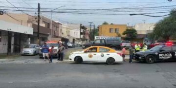 Taxi y camioneta colisionan en Monterrey, Nuevo León; reportan una mujer lesionada