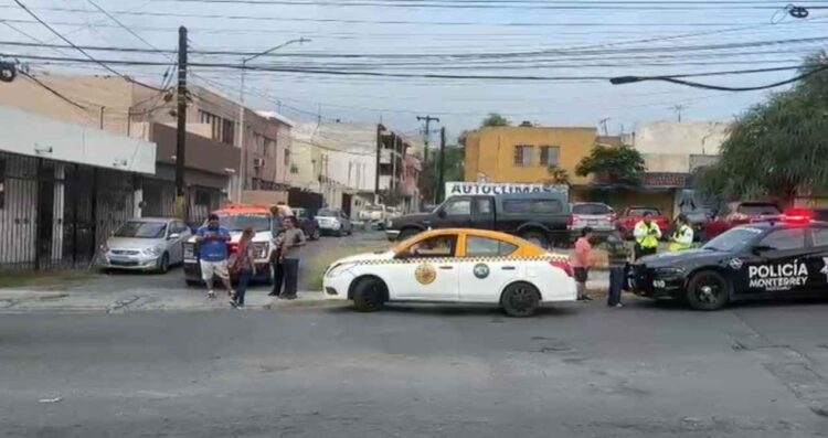 Taxi y camioneta colisionan en Monterrey, Nuevo León; reportan una mujer lesionada