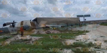 Tráiler cargado con verdura sufre aparatosa volcadura en Libramiento Sur II de Reynosa, Tamaulipas
