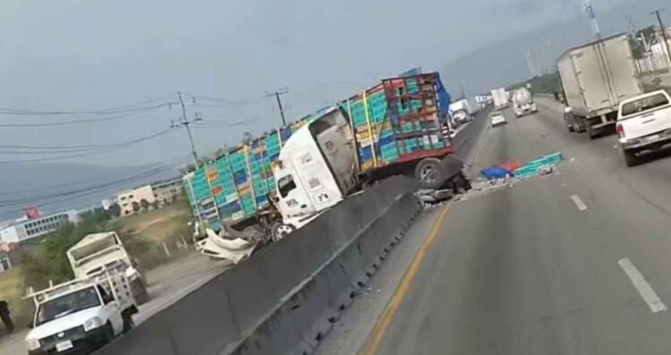 Libramiento Noroeste García tráiler