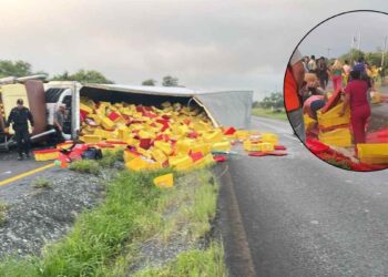 Tráiler con pollo vuelca y provoca rapiña en Carretera Nacional en Montemorelos, NL