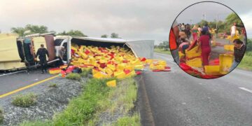 Tráiler con pollo vuelca y provoca rapiña en Carretera Nacional en Montemorelos, NL