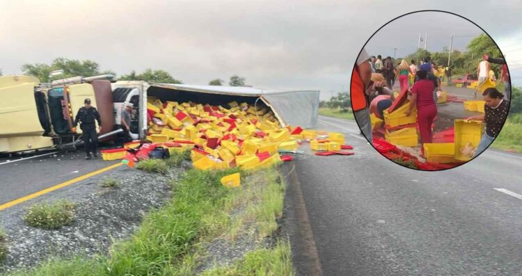 Tráiler con pollo vuelca y provoca rapiña en Carretera Nacional en Montemorelos, NL
