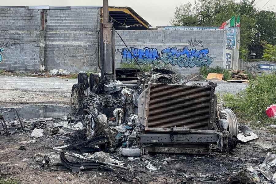 Tráiler queda reducido en cenizas tras incendiarse en Apodaca, Nuevo León