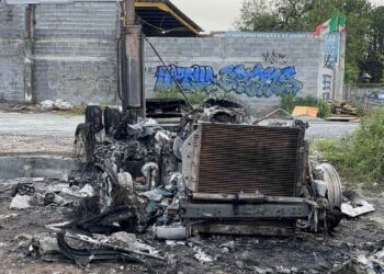 Tráiler queda reducido en cenizas tras incendiarse en Apodaca, Nuevo León