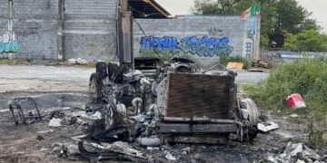 Tráiler queda reducido en cenizas tras incendiarse en Apodaca, Nuevo León