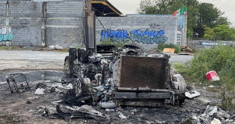 Tráiler queda reducido en cenizas tras incendiarse en Apodaca, Nuevo León