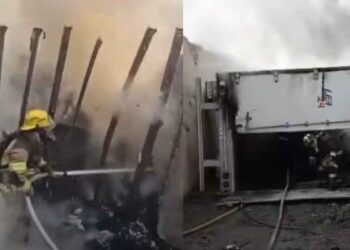 Tráiler termina incendiándose tras volcar en la Carretera Nacional en Santiago, NL