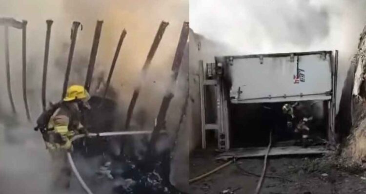 Tráiler termina incendiándose tras volcar en la Carretera Nacional en Santiago, NL