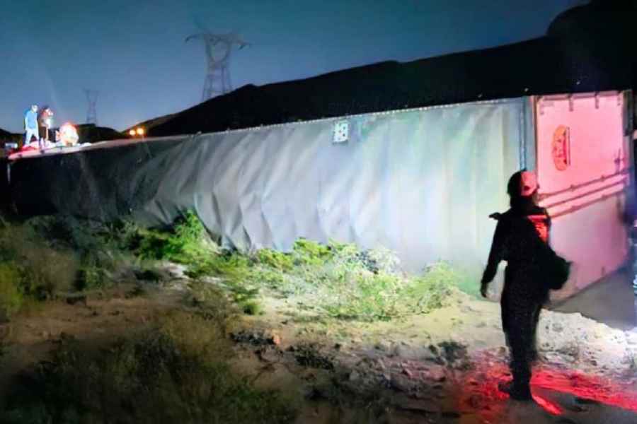 Trailero se salva de morir tras sufrir aparatosa volcadura en la carretera a Saltillo en García, NL