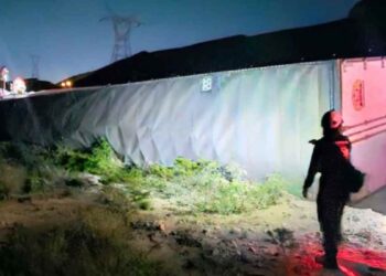 Trailero se salva de morir tras sufrir aparatosa volcadura en la carretera a Saltillo en García, NL