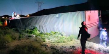 Trailero se salva de morir tras sufrir aparatosa volcadura en la carretera a Saltillo en García, NL