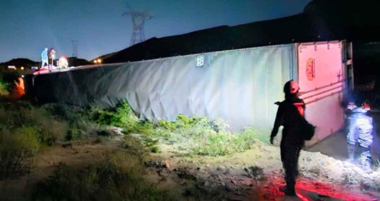 Trailero se salva de morir tras sufrir aparatosa volcadura en la carretera a Saltillo en García, NL