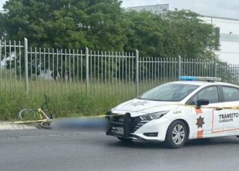 Transporte de personal impacta y mata a un ciclista en Guadalupe, NL