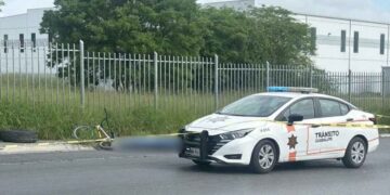 Transporte de personal impacta y mata a un ciclista en Guadalupe, NL