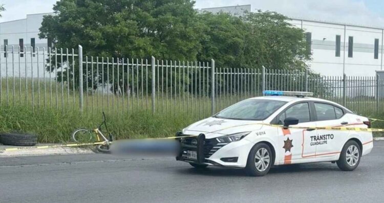 Transporte de personal impacta y mata a un ciclista en Guadalupe, NL