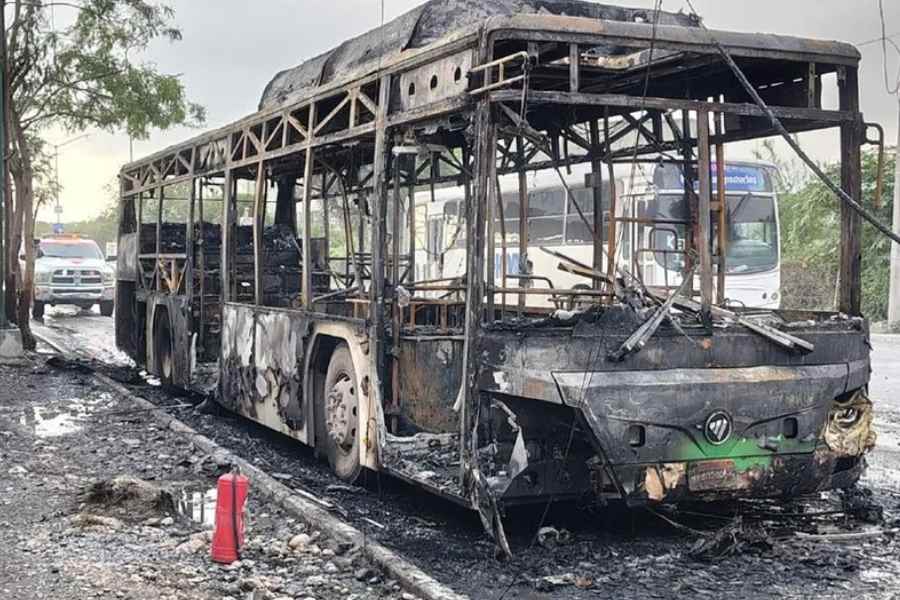 Transporte público se incendia sobre la Carretera Apodaca-Juárez; pasajeros logran ponerse a salvo