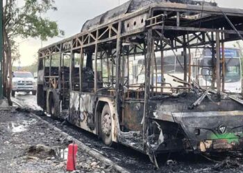 Transporte público se incendia sobre la Carretera Apodaca-Juárez; pasajeros logran ponerse a salvo