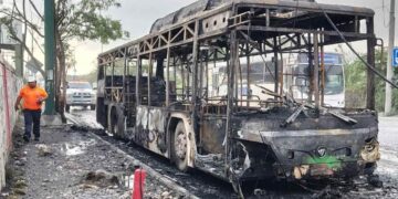 Transporte público se incendia sobre la Carretera Apodaca-Juárez; pasajeros logran ponerse a salvo