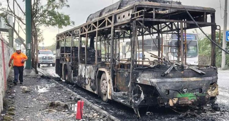 Transporte público se incendia sobre la Carretera Apodaca-Juárez; pasajeros logran ponerse a salvo