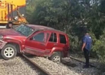 Tren impacta camioneta en cruce ferroviario de Río Bravo, Tamaulipas