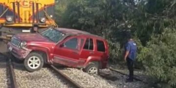 Tren impacta camioneta en cruce ferroviario de Río Bravo, Tamaulipas