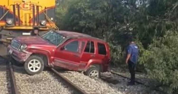 Tren impacta camioneta en cruce ferroviario de Río Bravo, Tamaulipas