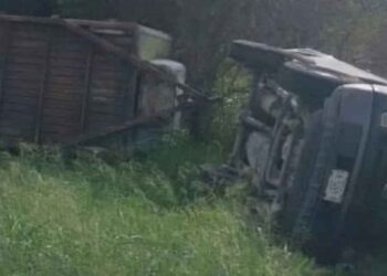 Volcadura de camioneta deja dos trabajadores heridos en Río Bravo, Tamaulipas