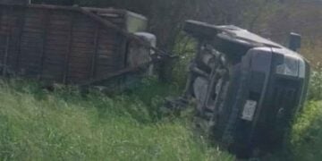 Volcadura de camioneta deja dos trabajadores heridos en Río Bravo, Tamaulipas