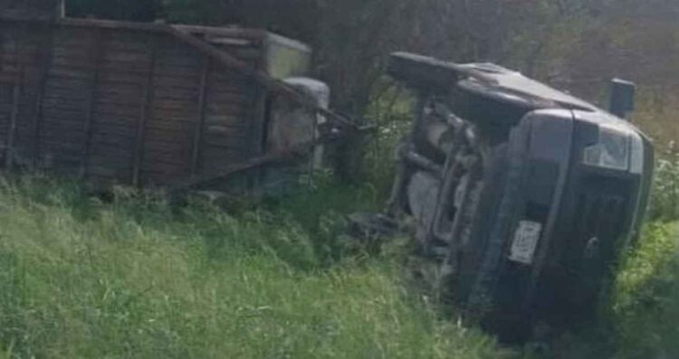 Volcadura de camioneta deja dos trabajadores heridos en Río Bravo, Tamaulipas