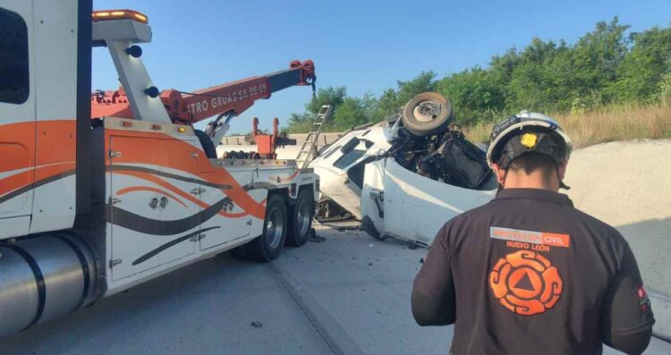 Volcadura de tractocamión deja un lesionado en Allende, Nuevo León