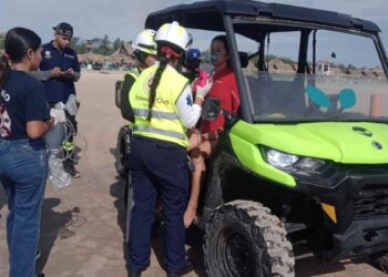 dos personas en Playa Miramar (1)