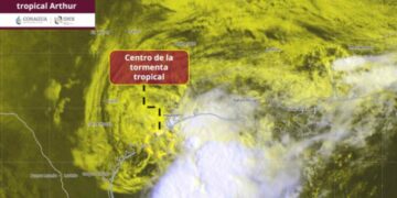 ¿Cuál es la trayectoria de la tormenta tropical 'Arthur' tras su formación en el Océano Atlántico?