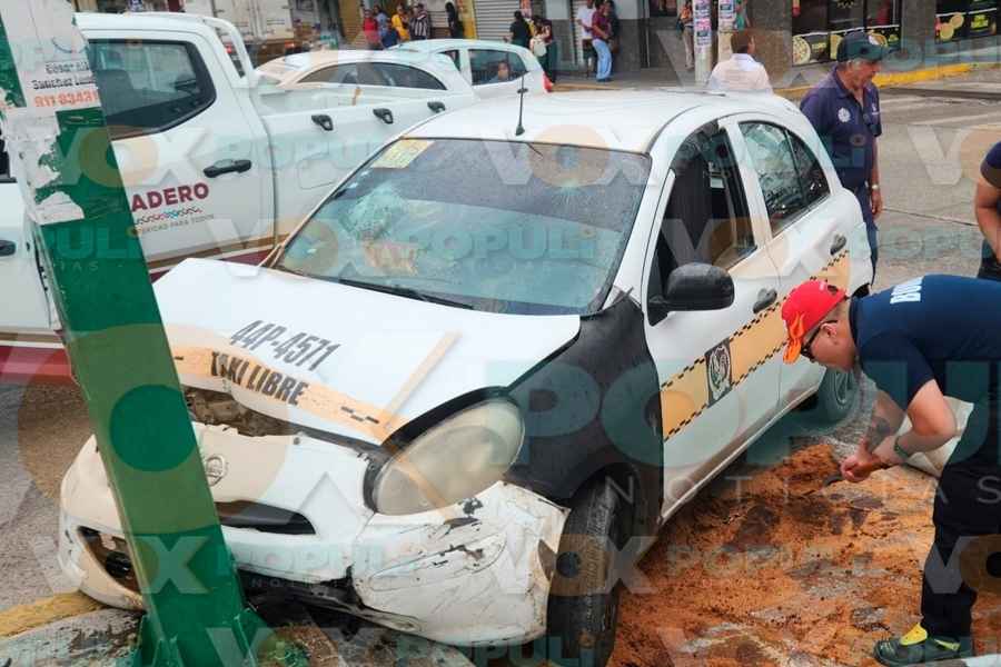 Abandonan taxi tras chocar contra un semáforo en Ciudad Madero, Tamaulipas