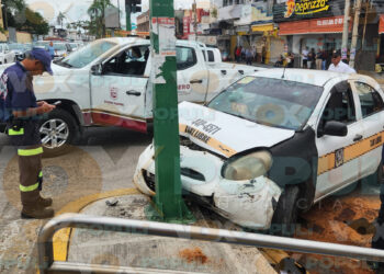 Abandonan taxi tras chocar contra un semáforo en Ciudad Madero, Tamaulipas